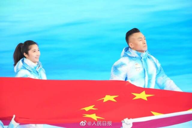 感动！北京冬残奥会开幕式8名残健融合的旗手共同护旗
