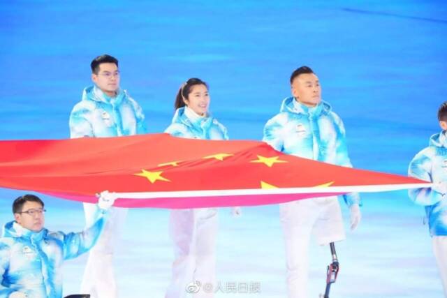 感动！北京冬残奥会开幕式8名残健融合的旗手共同护旗