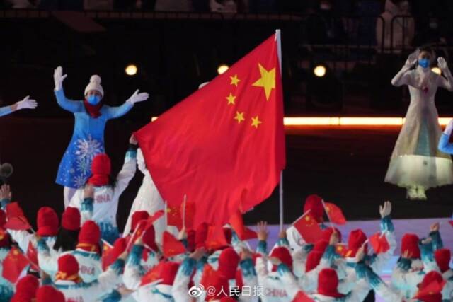 中国冬残奥代表团入场 鸟巢出现巨幅五星红旗