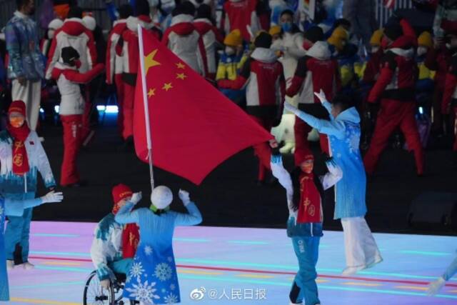 中国冬残奥代表团入场 鸟巢出现巨幅五星红旗