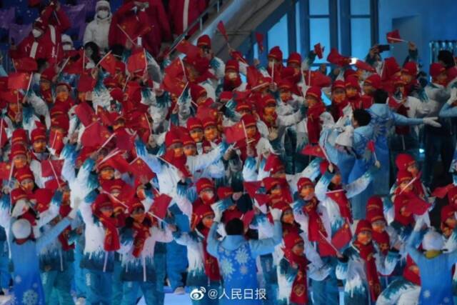 中国冬残奥代表团入场 鸟巢出现巨幅五星红旗