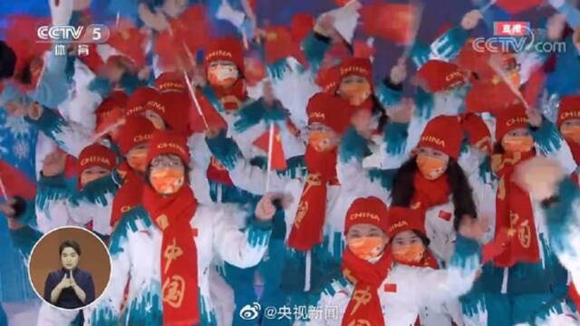 全场沸腾！雪容融围着中国队转圈圈