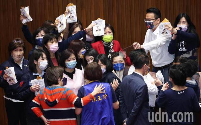 国民党“立委”4日拿出“美花牌跳电鸡排”道具，要求王美花兑现承诺，下台负责。图自台湾“联合新闻网”