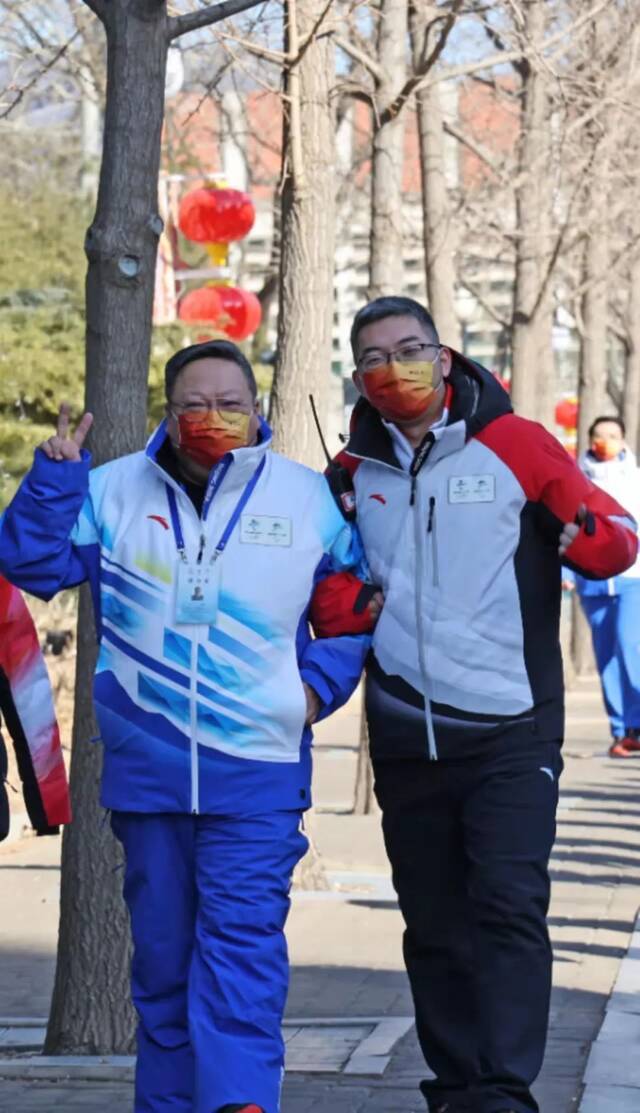 （桑迪参加2022北京冬奥会志愿者工作，图左）
