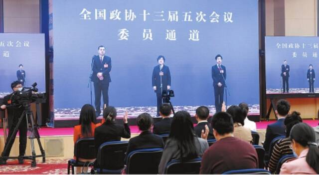 全国政协十三届五次会议举行首场“委员通道”集体采访