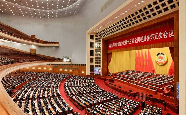 2022年3月4日15时，北京，全国政协十三届五次会议开幕会在人民大会堂举行图源：视觉中国