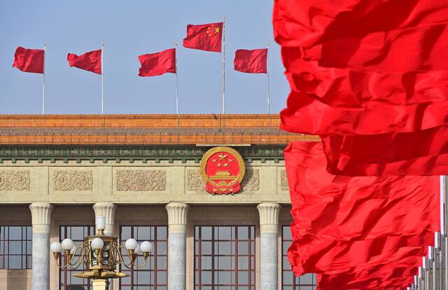 2022年3月4日，北京人民大会堂红旗飘扬图源：视觉中国