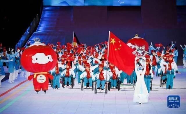 首日夺两金，中国队再创历史！冬残奥会为何总能让人泪目？
