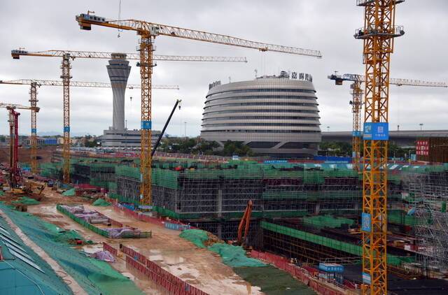 正在建设中的南宁国际空港综合交通枢纽工程。摄影/章轲