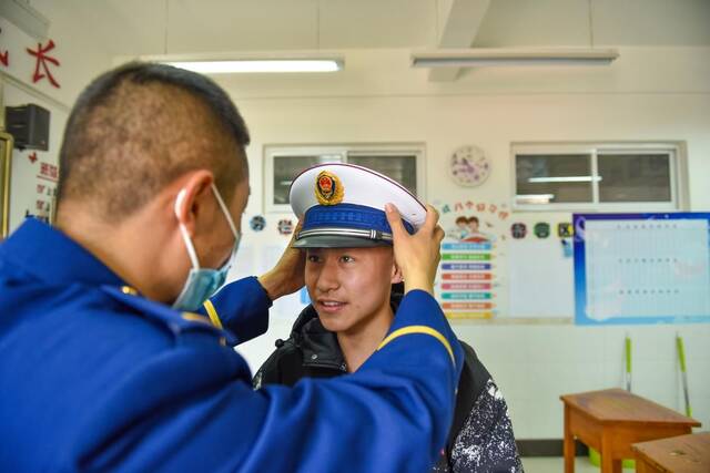 学雷锋纪念日丨甘肃张掖：森林消防员用爱撑起折翼的天使