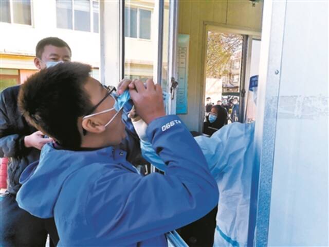 3月5日，莱西市区居民排起长队等待核酸检测供图/视觉中国