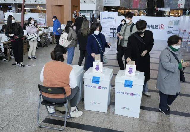 韩国数十万新冠确诊患者被允许……