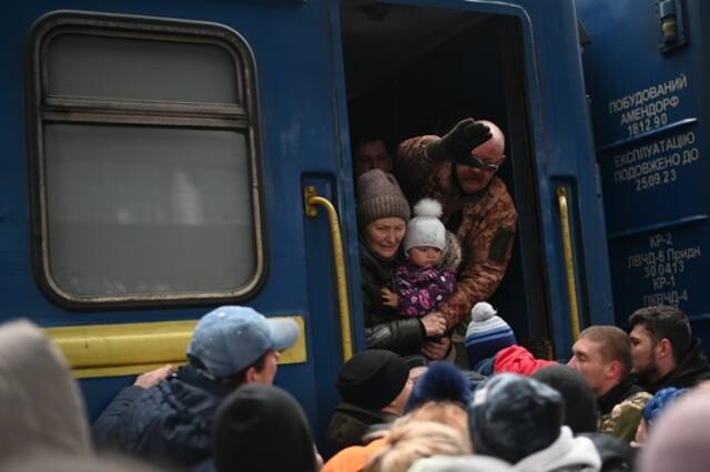 当地时间2022年3月2日，乌克兰基辅，民众等待火车以撤离乌克兰。联合国难民事务高级专员菲利波·格兰迪在社交媒体上表示，从乌克兰逃往邻国的难民人数达到875000人。（人民视觉图）