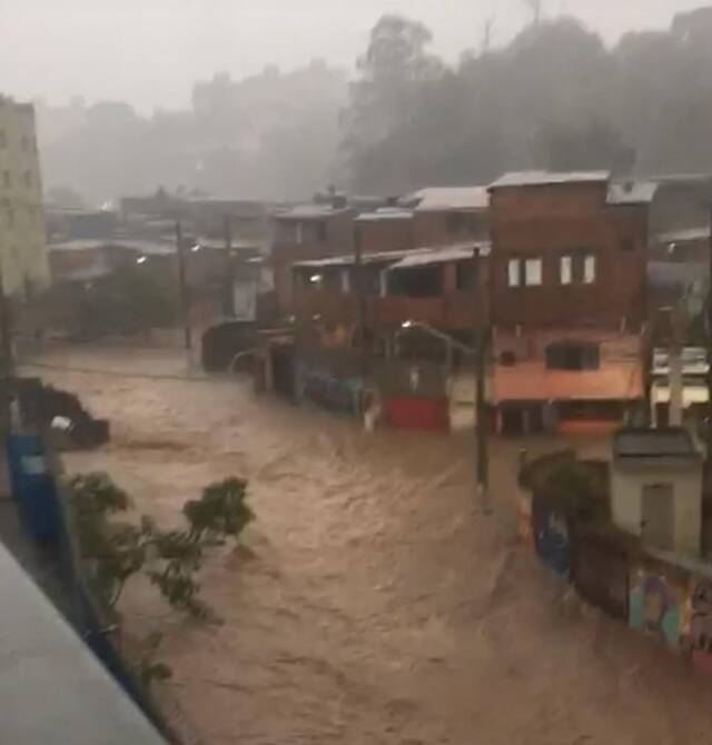 △该市西南部贫民社区受暴雨袭击状况