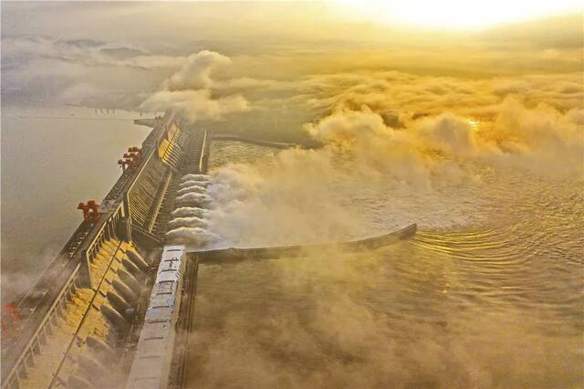 三峡大坝泄洪的壮观景象。湖北日报全媒体记者刘曙松摄