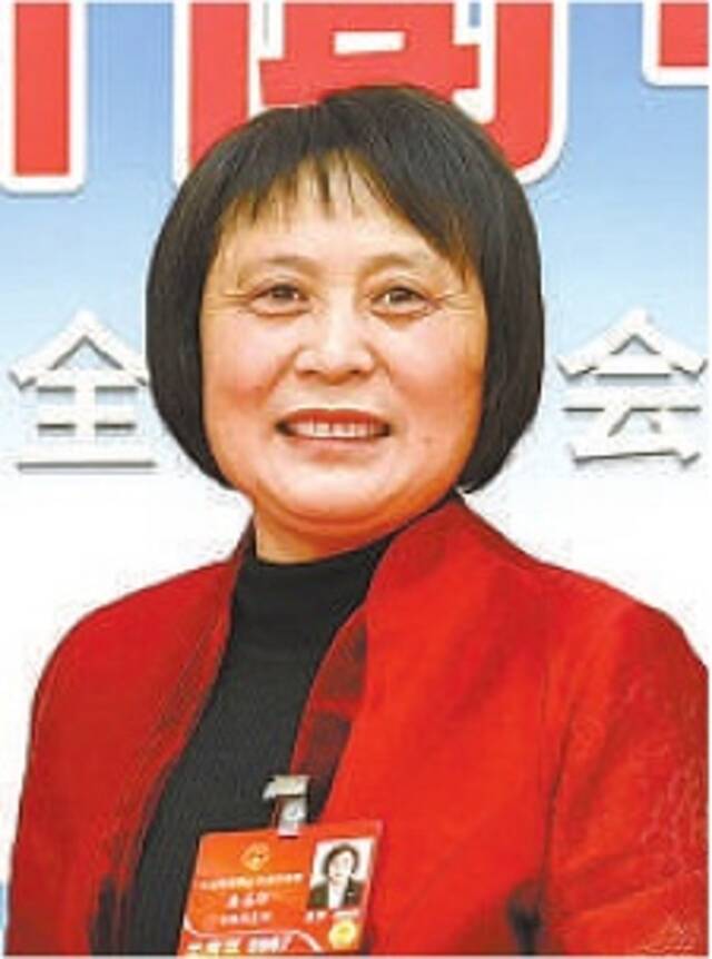 全国人大代表，安徽省泗县泗城镇花园井社区党总支书记、居民委员会主任岳喜环：推深做实“法治进校园”活动