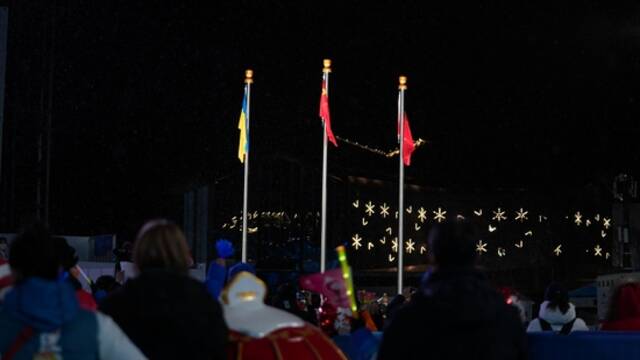 河北张家口颁奖广场首次颁奖仪式举行，9面五星红旗雪中升起