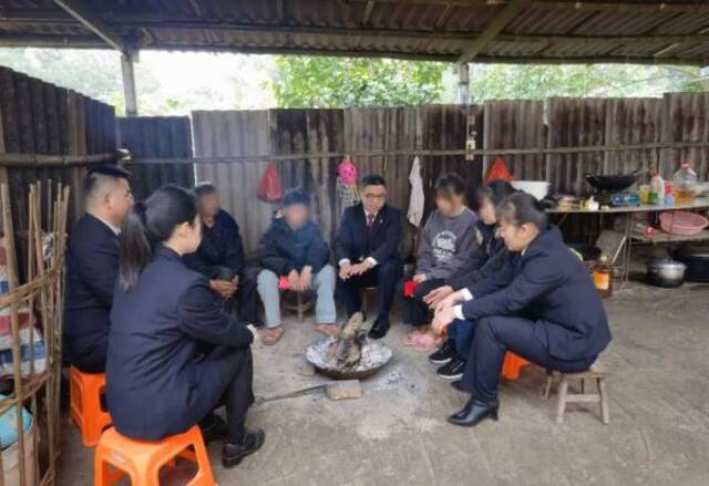 春节期间,检察干警回访案件当事人,并送上慰问品和慰问金。