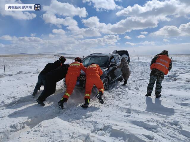 内蒙古锡林郭勒：降雪和大风致17人被困 当地消防指战员紧急救援