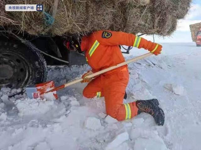 内蒙古锡林郭勒：降雪和大风致17人被困 当地消防指战员紧急救援