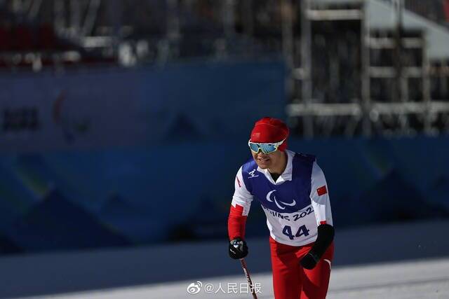 北京冬残奥会越野滑雪男子长距离(传统技术)站姿比赛 中国队又夺1银1铜