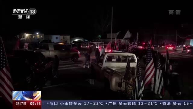 美国卡车司机车队环绕华盛顿特区行驶以示抗议