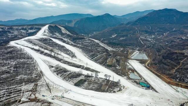 这是2021年1月20日拍摄的宁夏固原市泾源县娅豪国际滑雪场（无人机照片）。新华社记者冯开华摄