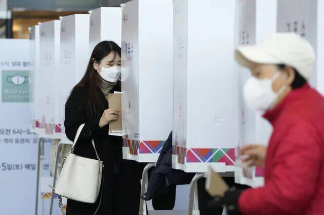当地时间2022年3月5日，韩国第20届总统选举提前投票持续进行（视觉中国）