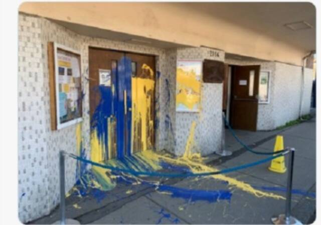 （温哥华一俄罗斯人社区中心的门被泼油漆，图源：RT）
