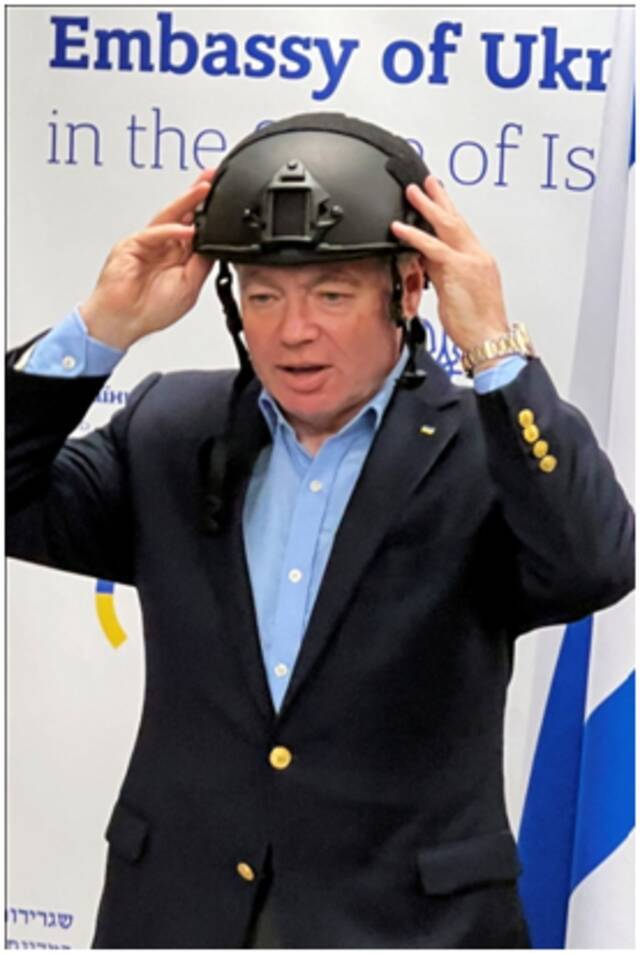 乌克兰大使戴头盔质问以色列：“告诉我，你怎么用这东西杀人？”