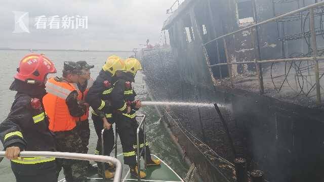 视频｜海面熊熊大火！一艘渔船浓烟滚滚 海警迅速处置