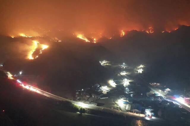 韩国10年来最严重山火！一度逼近核电站