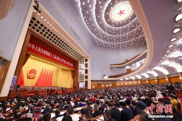 3月5日，十三届全国人大五次会议在北京人民大会堂开幕。中新社发刘震摄