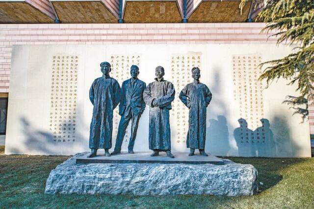 清华大学校园内矗立的四大导师塑像。IC Photo供图