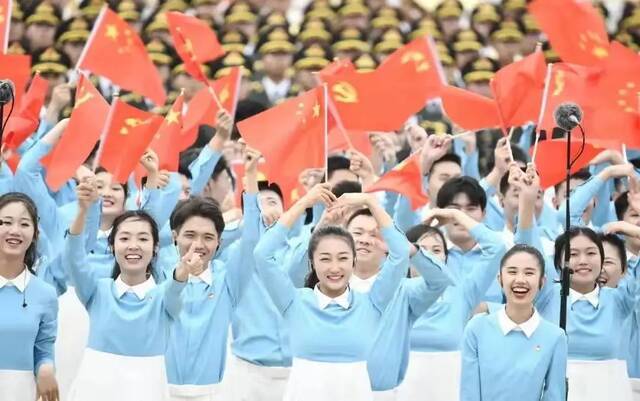 暖阳明媚，生机盈盈花草树木蓬勃生长莘莘学子奋发向上