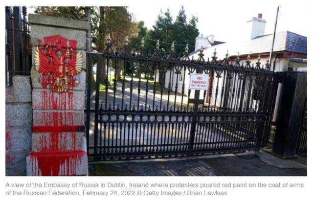 使馆入口处被涂抹红油漆（报道截图）