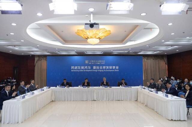 2022中国两会•全球经济发展论坛在京举行