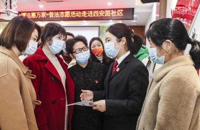 3月7日，江苏淮安，法官为女性居民宣传妇女权益保护法律知识。图/ICphoto