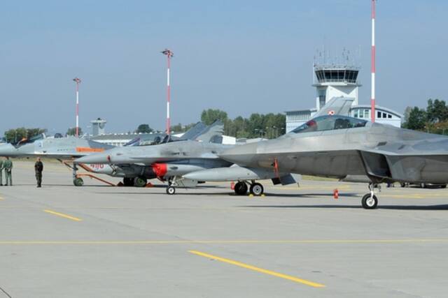 波兰空军米格-29（左）、波兰空军F-16（中）和美国F-22战机图自彭博社