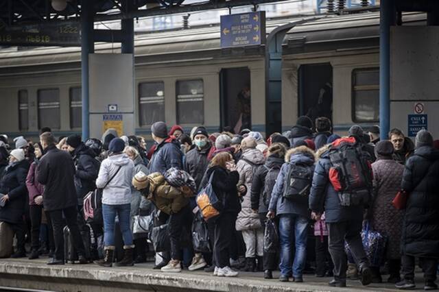 当地时间2022年3月7日，乌克兰基辅，当地民众前往火车站撤离。人民视觉图