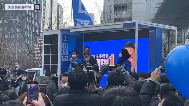 △8日，执政党共同民主党总统候选人李在明在首尔汝矣岛证券街进行巡回拉票