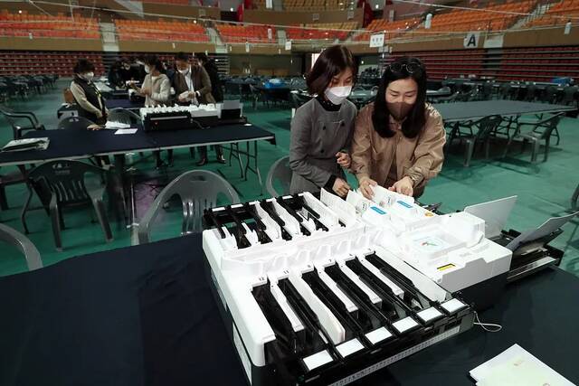 资料图：当地时间2022年3月8日，韩国大选倒计时一天，相关人员正在进行设备最后的检查和培训。