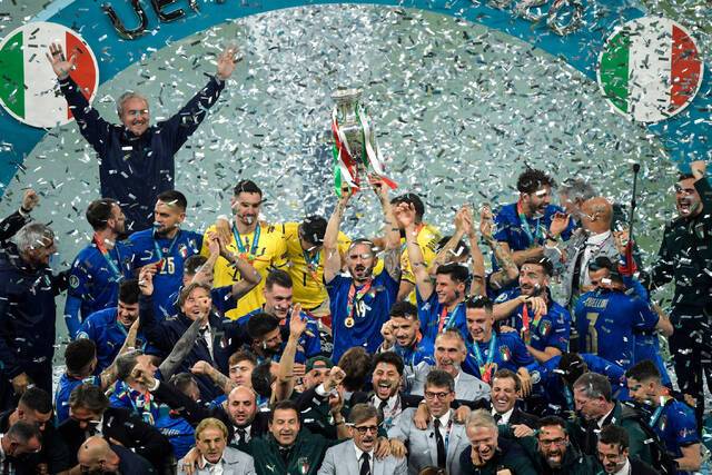 去年，意大利队夺得欧冠杯冠军