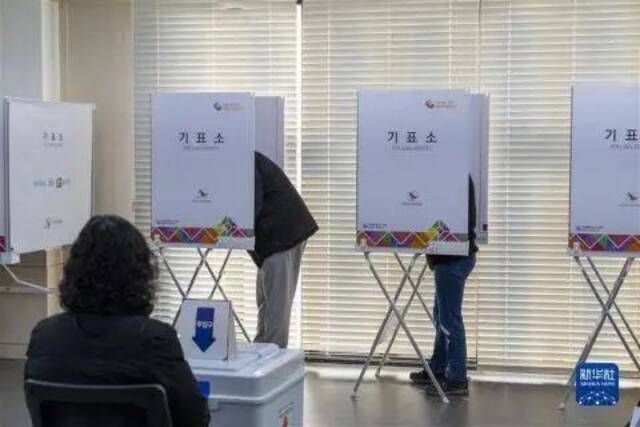 3月9日，选民在韩国首尔一个投票站填写选票。图/新华社