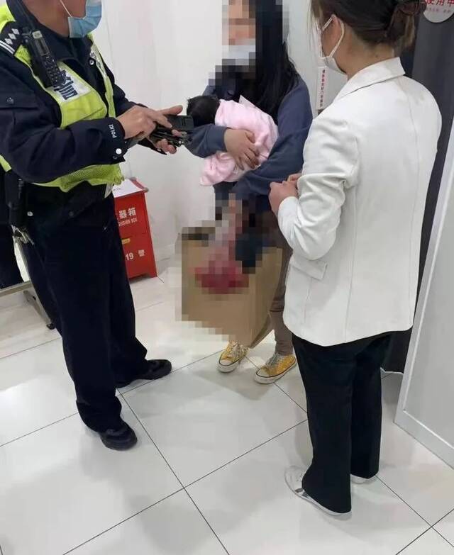 女子在优衣库试衣间产子？警方回应来了