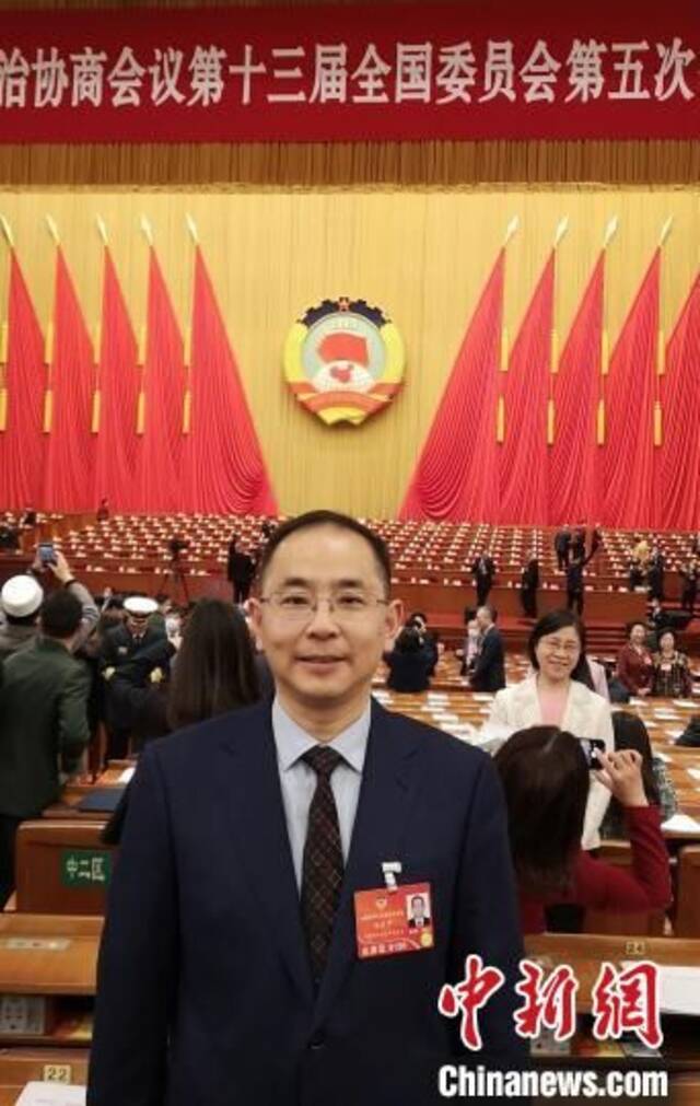 图为全国政协委员、江西科技师范大学副校长徐景坤。受访者供图