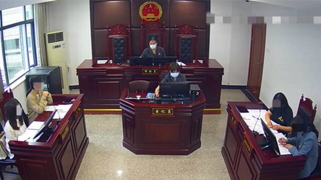 杭州女经理怀孕后被调岗，月薪降了1万还被辞退，法院：用人单位赔钱