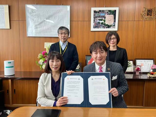 签约仪式结束后，爱知小学校长柴山由美子（前排左）和旅日华人艺术家张滨（前排右）一起合影留念。（图片由受访者提供）