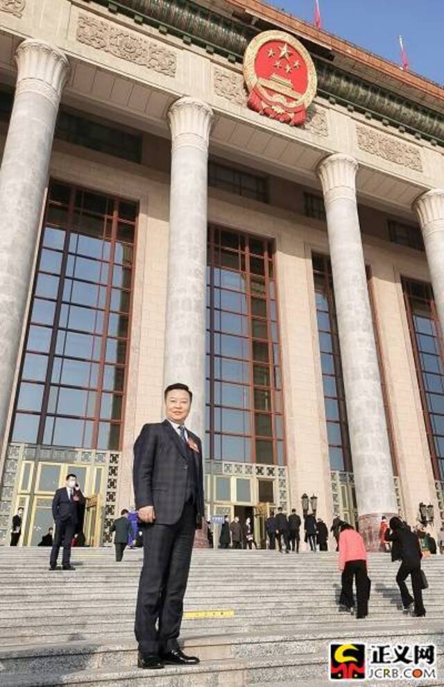 全国人大代表,湖北省黄梅戏剧院党委副书记、院长张辉