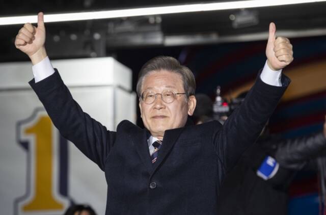 当地时间2022年3月8日，韩国首尔，韩国大选前一天，韩国总统候选人李在明举行竞选集会，为大选拉票。图/IC photo